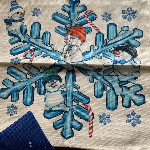 New set of 4 Holiday Christmas Winter Santa themed zipper Pillow cases - Picture 5 of 6